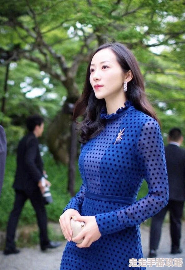 国产丰满肥熟在线观看近日，某知名国产影视平台上线了一部名为《丰满的秋天》的新剧，该剧以其独特的选角和丰富的情节迅速吸引了大量观众。该剧讲述了一个中年女性在生活中的种种挑战与成长，展现了成熟女性的魅力与智慧。主演是国内知名的实力派演员李梅，她凭借精湛的演技和对角色的深刻理解，赢得了观众的一致好评。