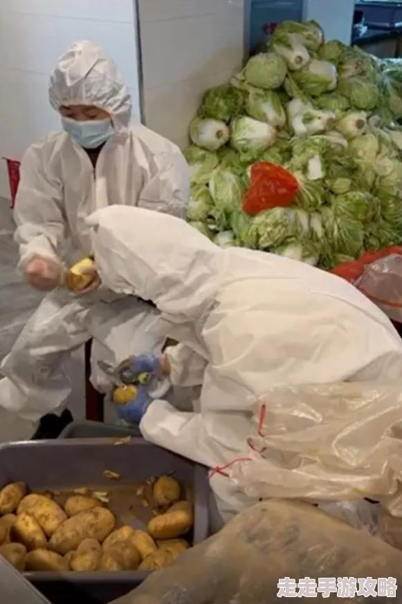 明星瘾乱近日某明星被拍到与神秘人士共进晚餐,引发网友热议。 明星瘾乱近日某明星被拍到与神秘人士共进晚餐,引发网友热议。