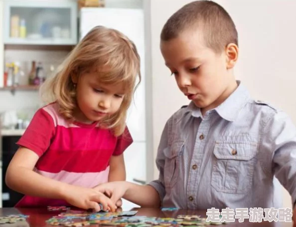 我和同学洗澡硬了同学帮我搜后来我们都冷静下来认真探讨了青春期生理变化