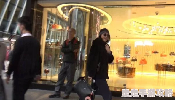 都市贵妇疑似与小鲜肉深夜密会豪车接送奢侈品傍身