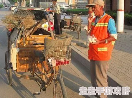 裸体清洁工惊现闹市据传是富二代体验生活为艺术献身引路人侧目