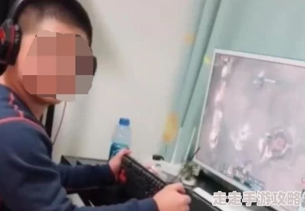 揪着小萝莉的头发疯狂输出据说当事人是游戏主播直播时情绪失控还把键盘砸了 揪着小萝莉的头发疯狂输出据说当事人是游戏主播直播时情绪失控还把键盘砸了