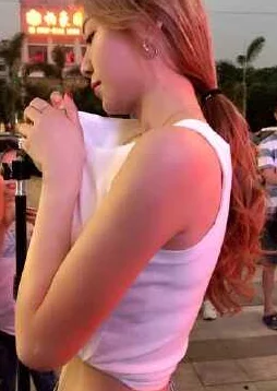 美女扒开胸罩给男生看视频网友：低俗不堪，哗众取宠，毫无价值