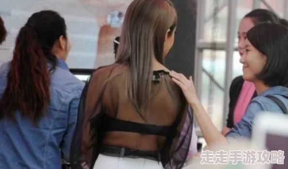 美女扒开胸罩给男生看视频网友：低俗不堪，哗众取宠，毫无价值