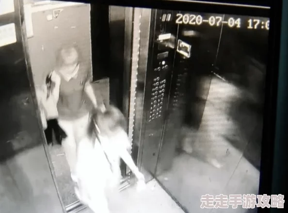 电梯内梅开二度活春监控曝光男子两次猥亵女子