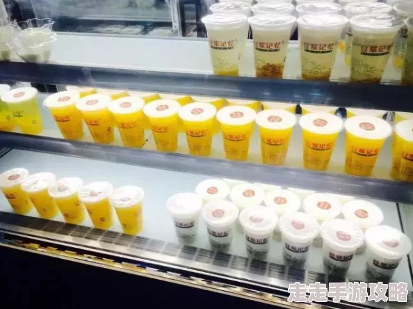 男生和女生一起努力做豆浆校园美食节手工豆浆DIY等你来体验