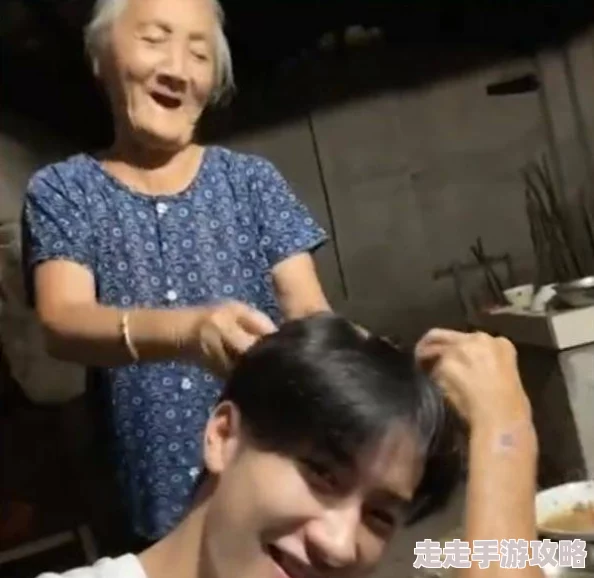 老师紫黑粗大好深用力展现男性凝视视角下的女性身体描写及其社会文化解读